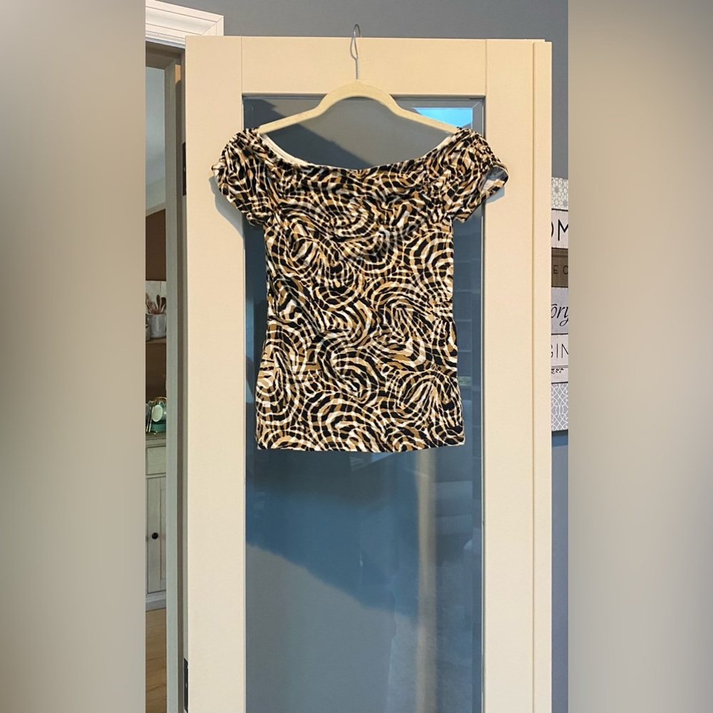 🤎🖤🤍Express Patterned Off-the-Shoulder Top